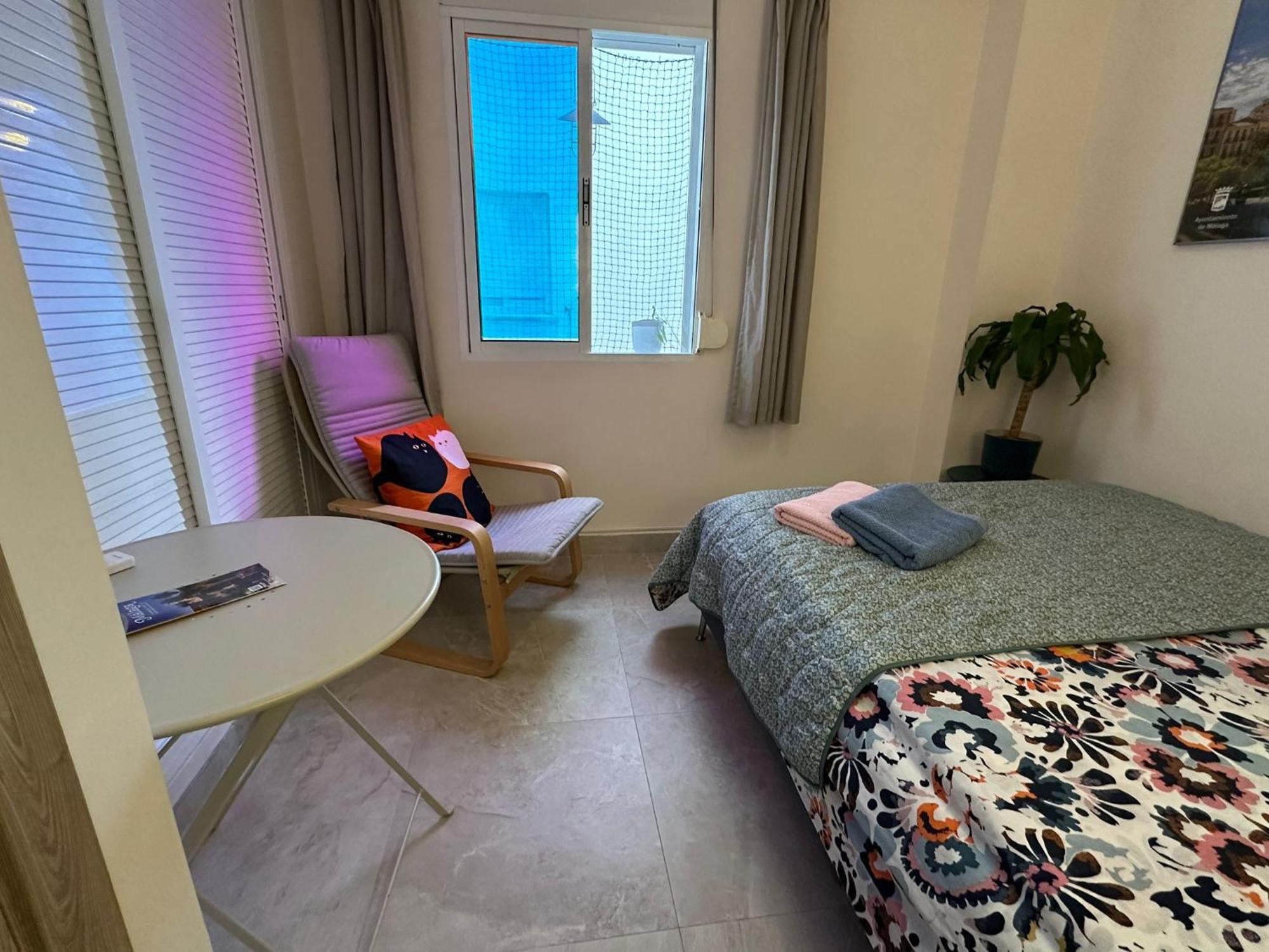 Peaceful Little Bedroom - Shared With 2 Cats * Málaga