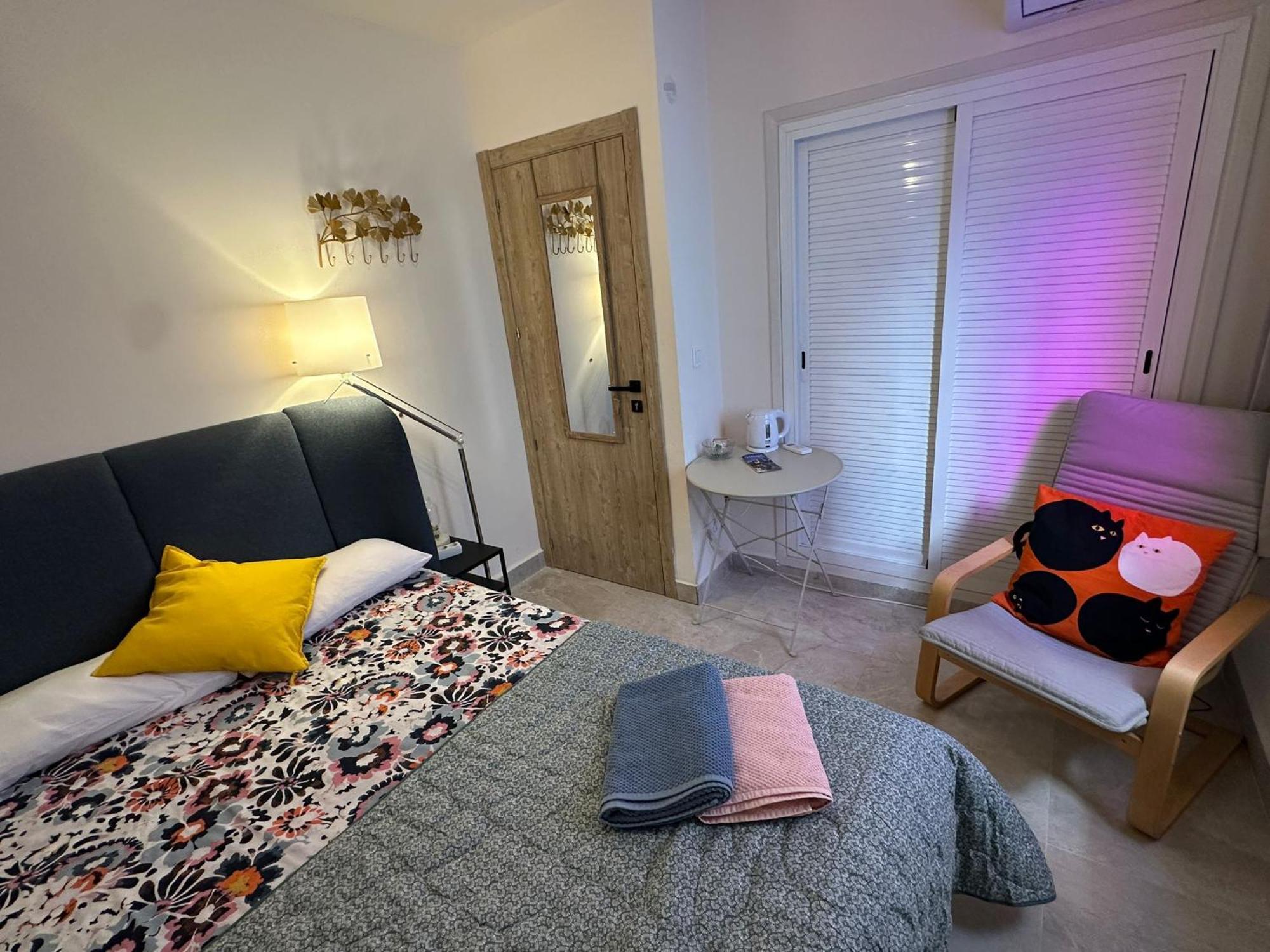 Peaceful Little Bedroom - Shared With 2 Cats * Málaga
