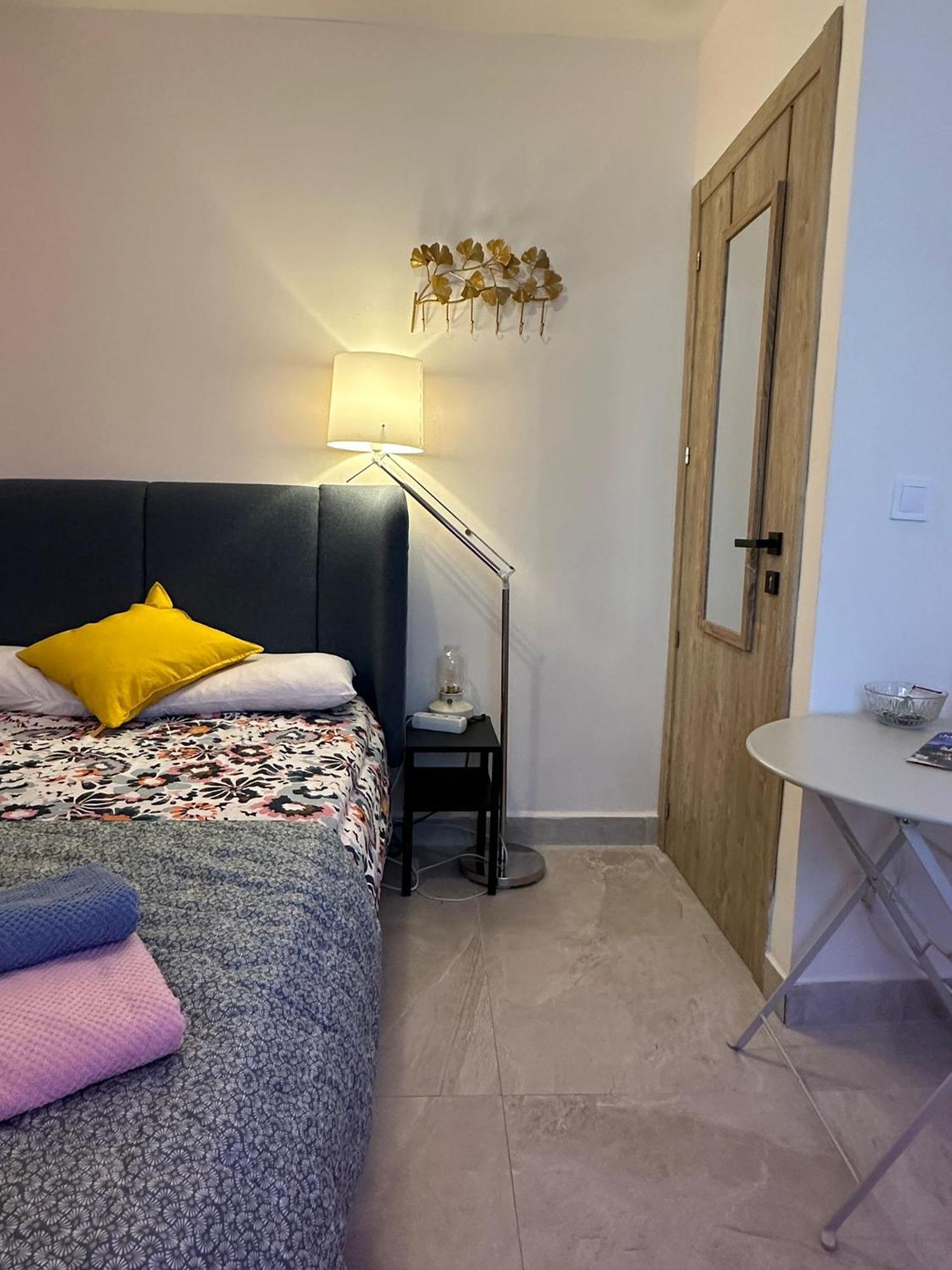 Peaceful Little Bedroom - Shared With 2 Cats * Málaga