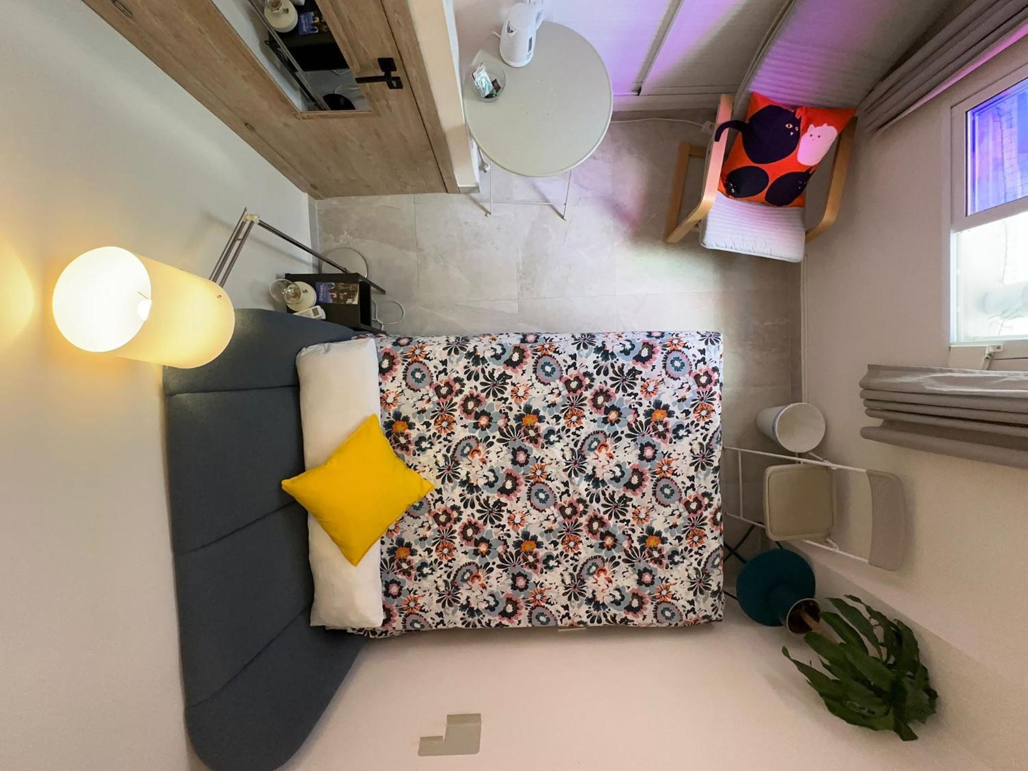Peaceful Little Bedroom - Shared With 2 Cats Habitación en casa particular *